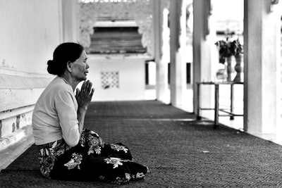 灰色照片中的女人在祈祷